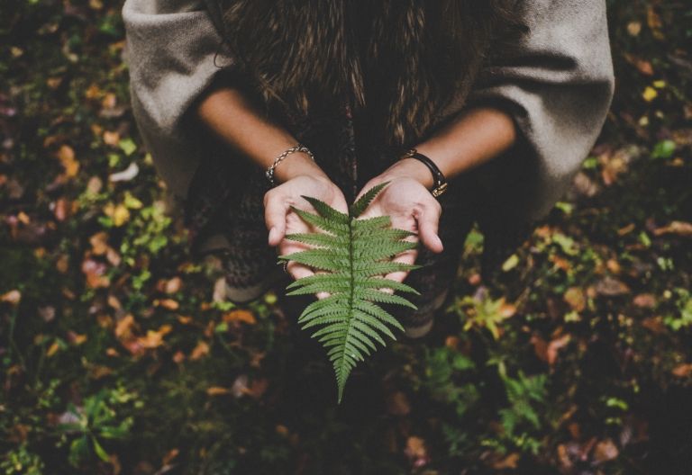 دختر و برگ در پاییز