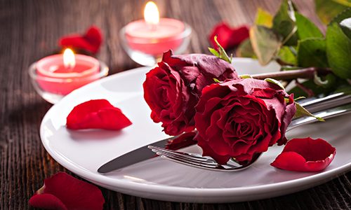 گل روی میز شام مخصوص ولنتاین
