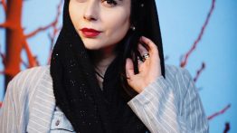 پوشش خاص رعنا آزادی ور در نمایشگاه مکث سکوت