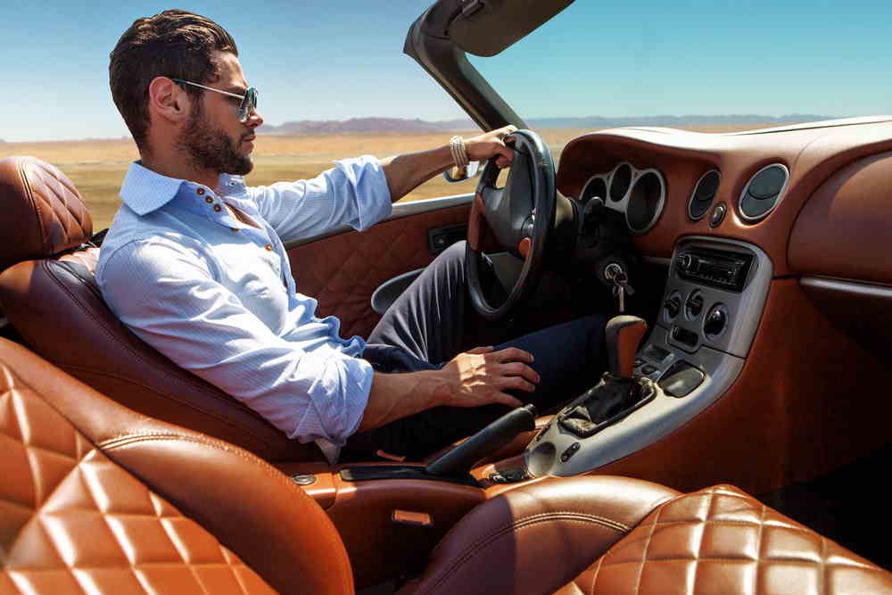 پروفایل دیدنی پسر خوشتیپ پشت ماشین قهوه ای رنگ