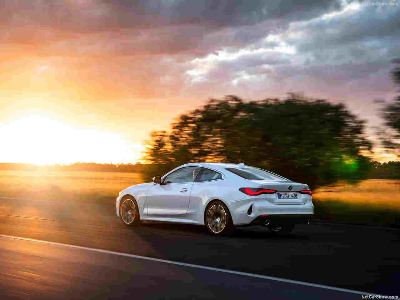 خودروی بی ام و 2021 4Series Coupe BMW از عقب در نور خورشید
