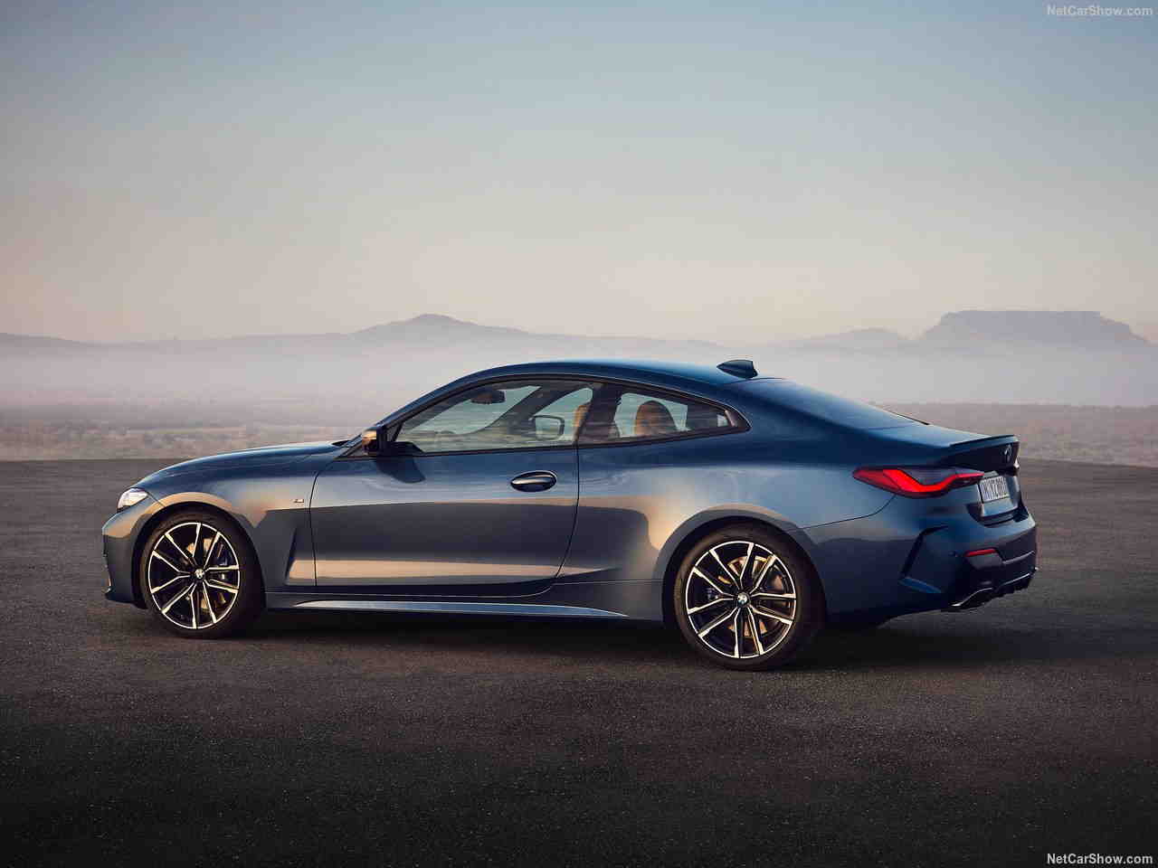 خودروی بی ام و BMW 2021 M440i Coupe پارک شده در طبیعت