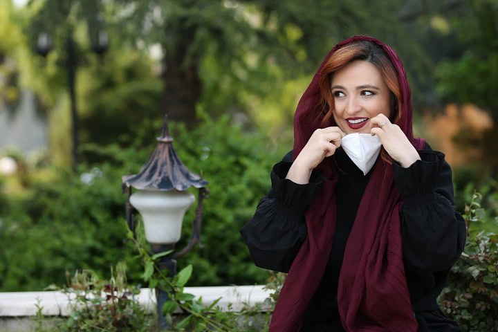 عکس خانم گلاره عباسی با ماسک و تیپ خاص