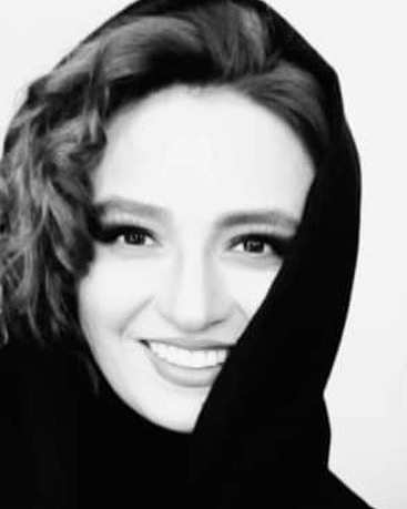 عکس سیاه و سفید خانم گلاره عباسی با تیپ شیک