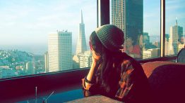 عکس ژست دخترونه کنار پنجره