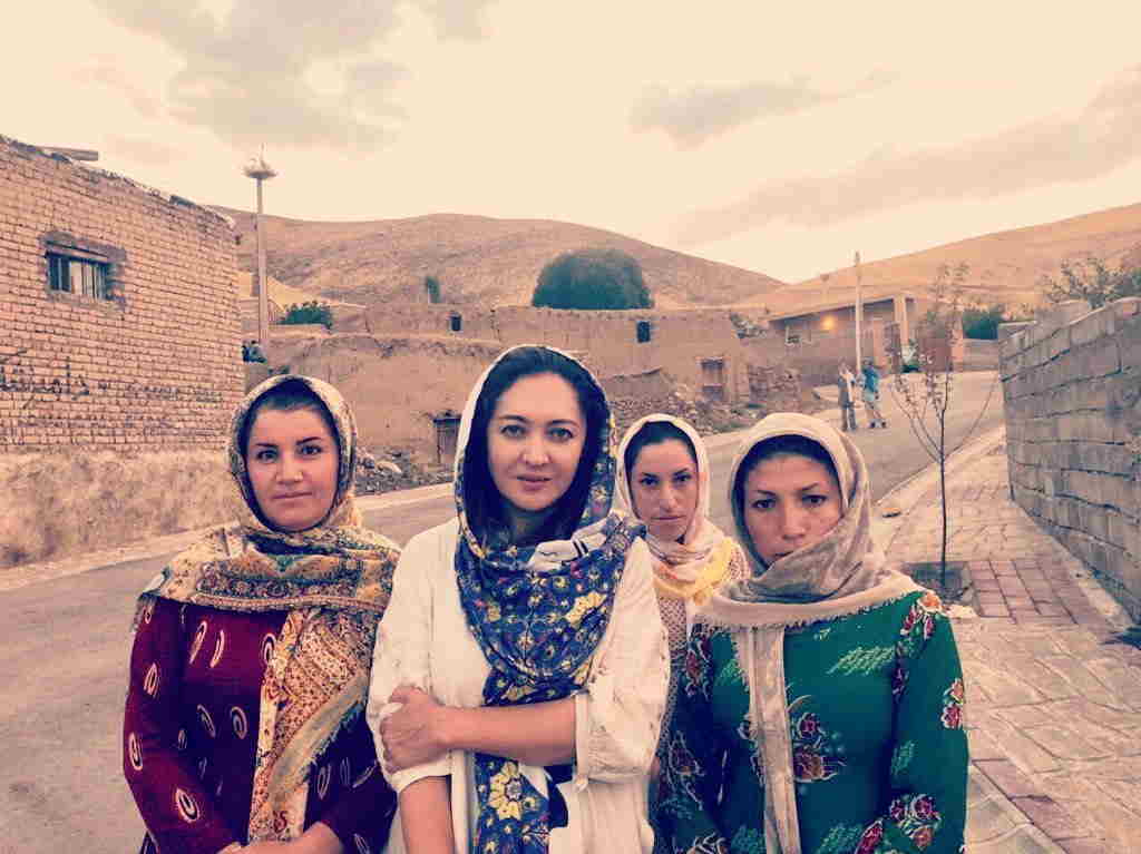 عکس نیکی کریمی در یک روستا
