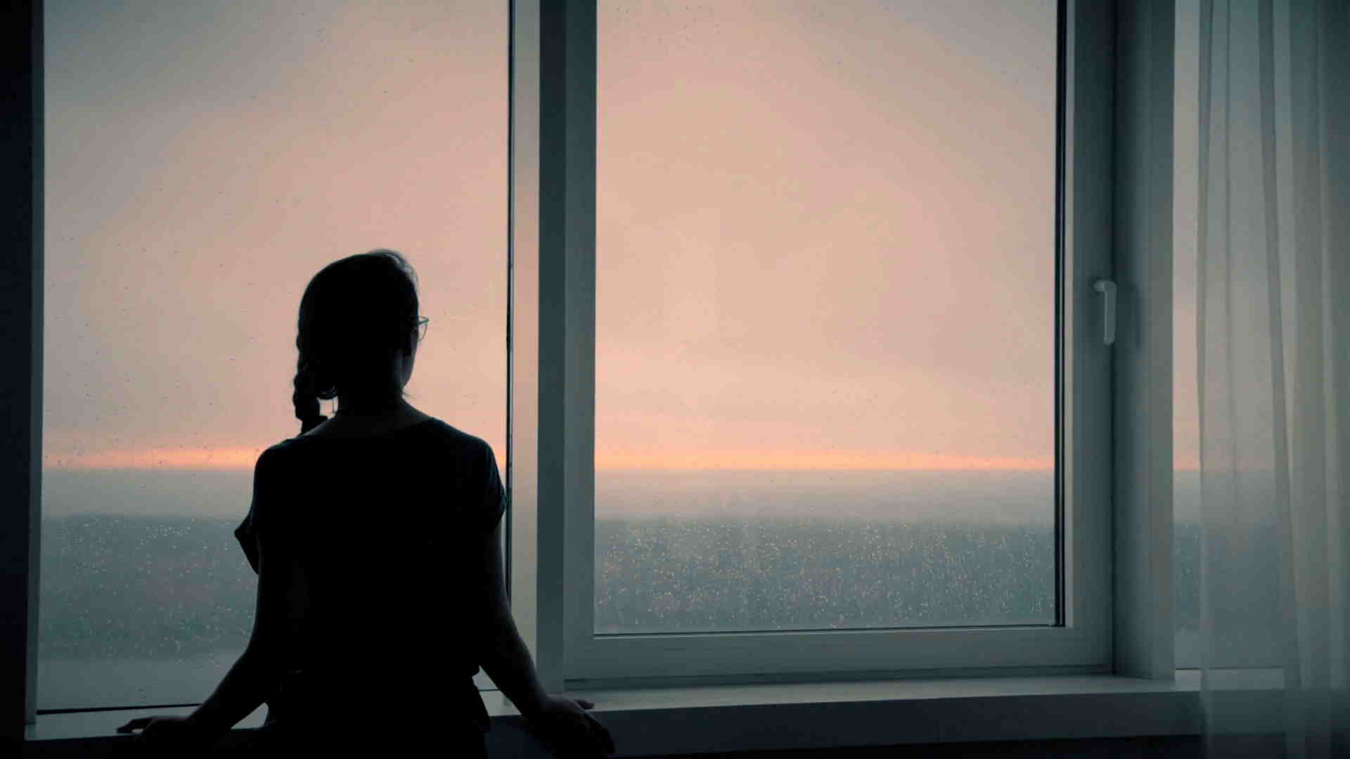 عکس دیدنی دختر کنار پنجره خاص