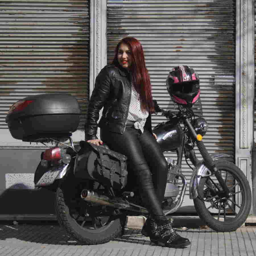 عکس روی موتور کنار دیوار ایستاد