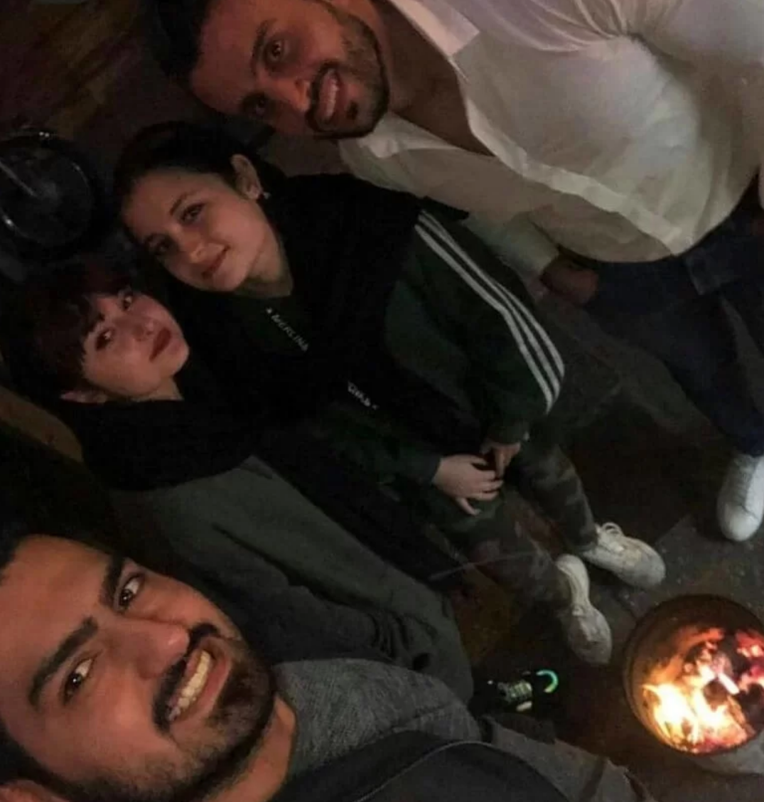 سارا و نیکا با دو پسر