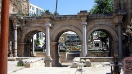 بازدید از دروازه هادریان