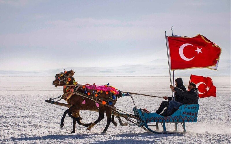 سورتمه سواری در دریاچه یخ زده چیلدیر