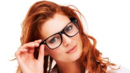 بهترین رنگ مو برای افراد عینکی