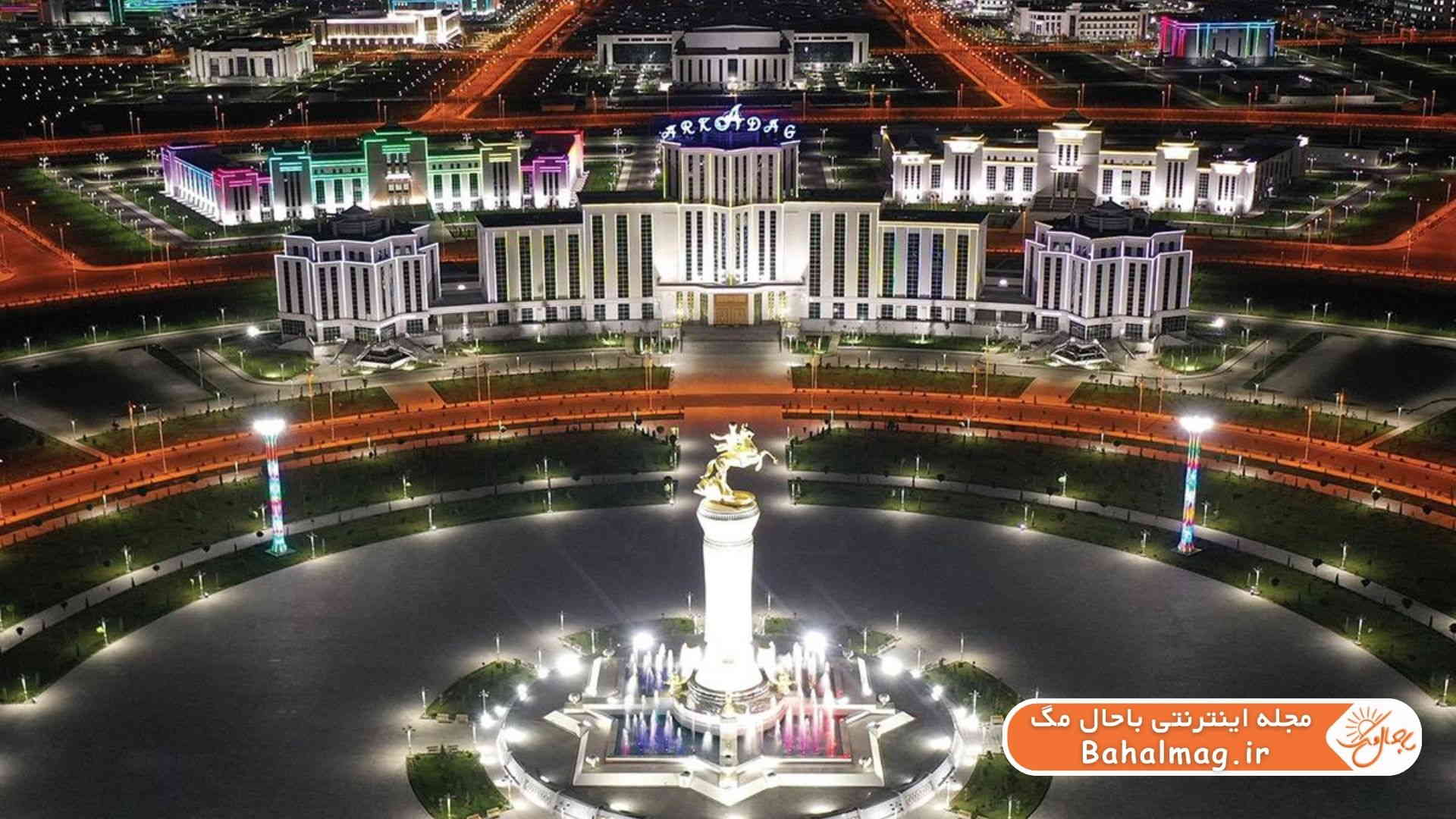میدانی در شب در ترکمنستان
